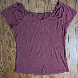 EUC burgundy Tahari wide v-neck cap sleeve ribbed t-shirt
